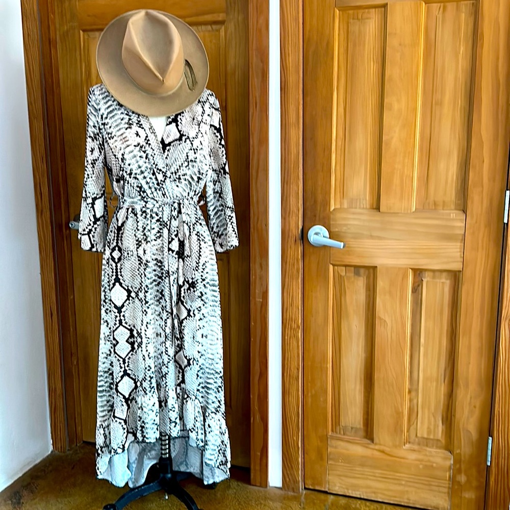 Dress, snake print. Comfortable crepe like  material, elastic waist. Size XS/S.